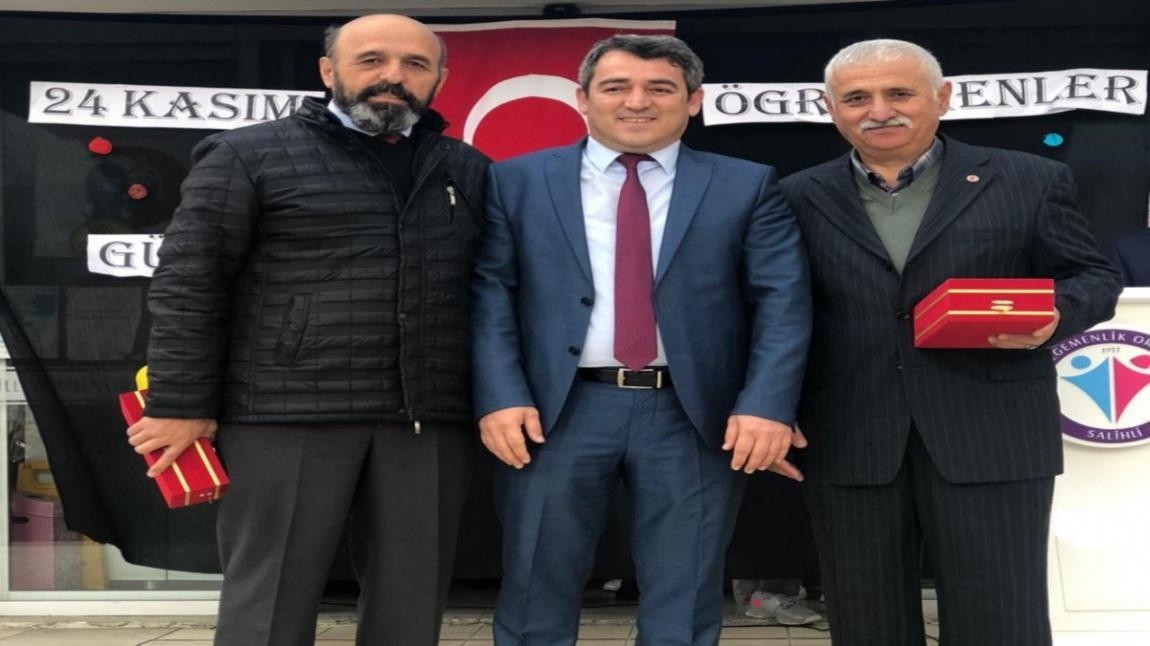 Emekliliğe Ayrılan Salim Yıldızhan ve Mustafa Özgünde Beye Plaket Takdimi Yapıldı.